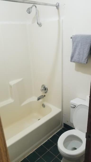 Hotel 2 Queen Beds Hotel Room 222 Wi-Fi Hot Tub Booking Stillwater Exteriör bild